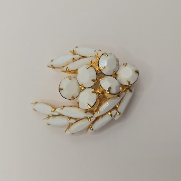 White Milk Glass Gold Tone Vintage Brooch - Picture 2 of 10